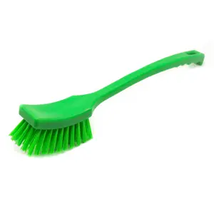 Щетка жесткая с длинной ручкой 410х45 зеленая арт 10215-5