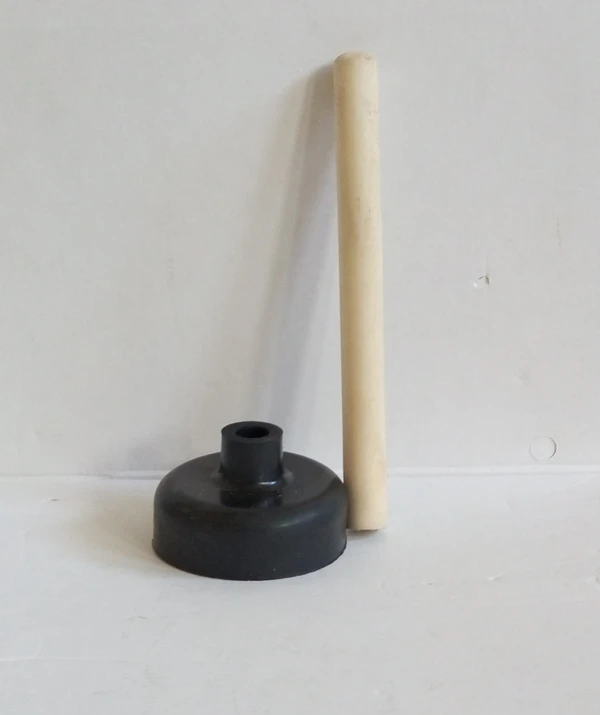 Вантуз с длинной деревянной ручкой